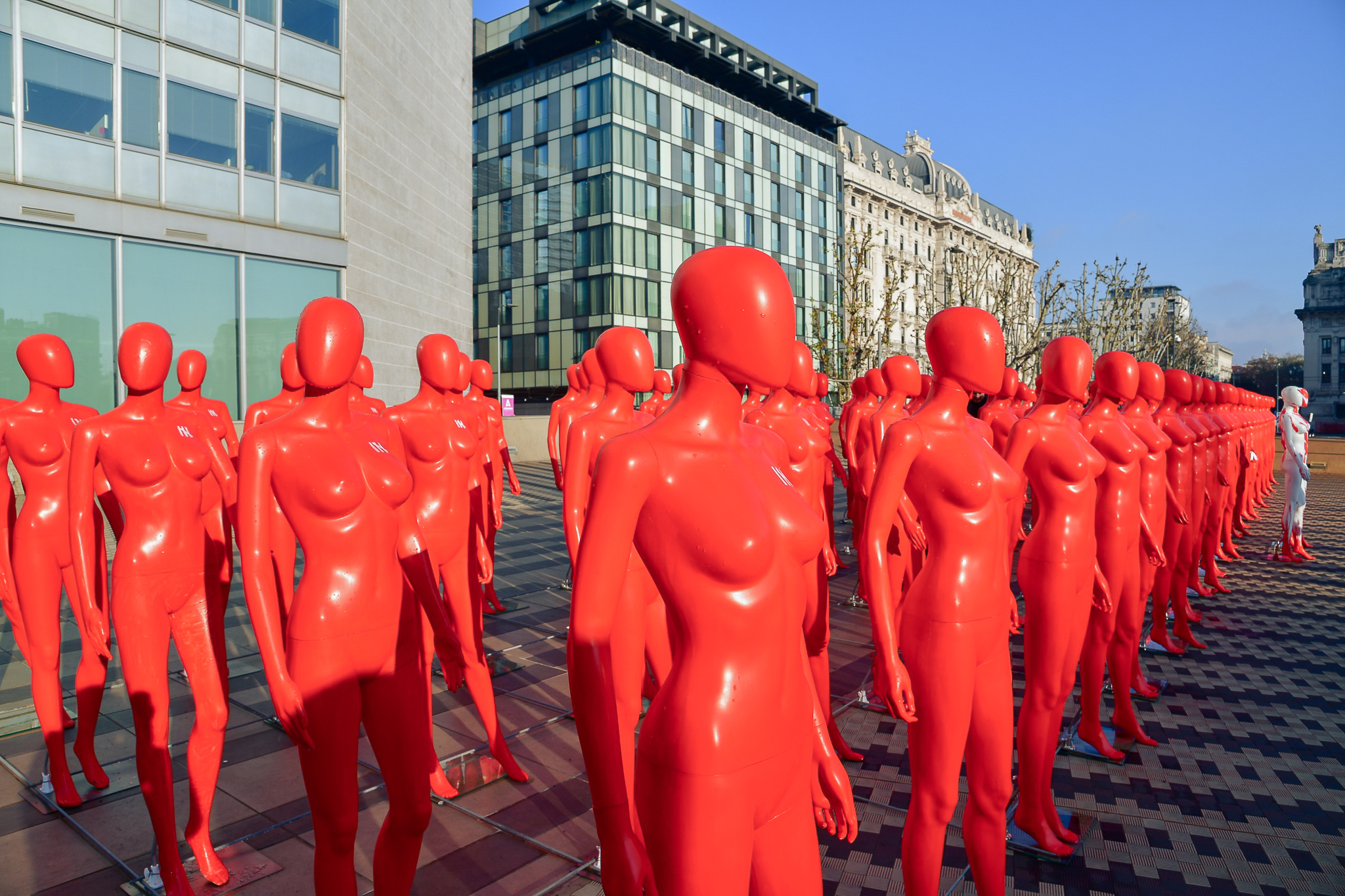 Installazione artistica “DONNE IN ROSSO” di Elend Zyma - Giornata internazionale contro la violenza sulle donne